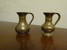 zwei kleine Messingkrüge